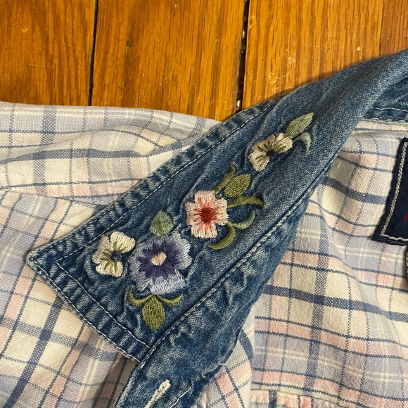 🌸🌞Vintage Button Down Shirt With Embroidered Flowers!🌞🌸 - Picture 5 of 6